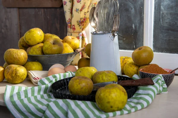 Manzanas orgánicas en la mesa cerca de la ventana — Foto de Stock