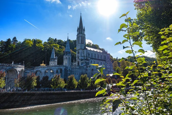 Veduta della basilica della città di Lourdes, Francia — Foto Stock