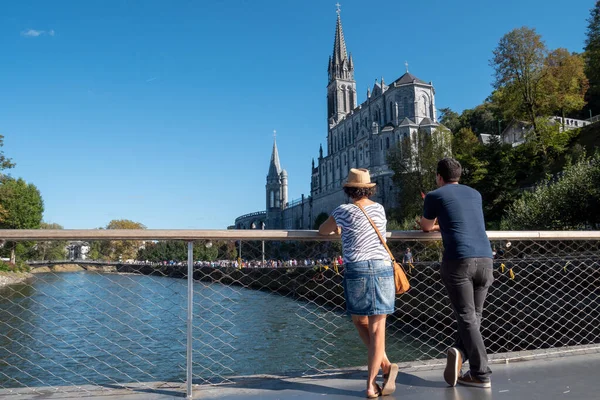 Utsikt över basilikan i Lourdes stad, Frankrike — Stockfoto