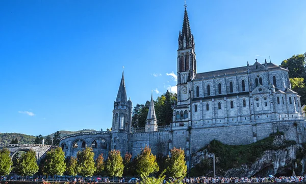 Vista de la basílica de Lourdes, Francia — Foto de Stock