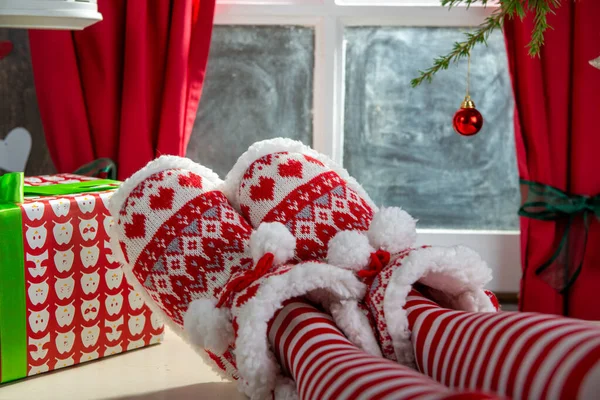 Santa ženská nohy. Koncepce vánočního svátku — Stock fotografie
