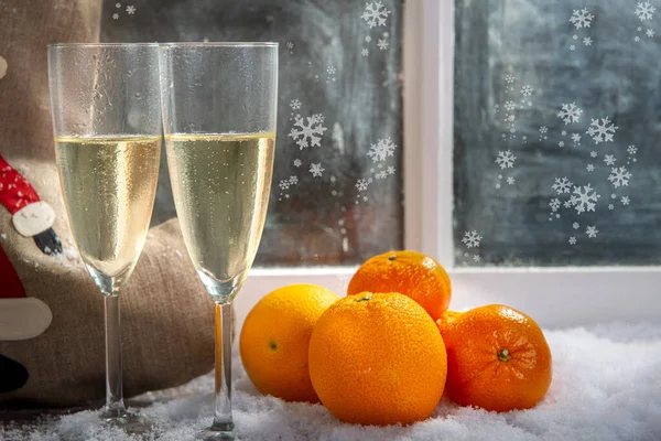 Décoration de Noël avec deux verres de champagne — Photo