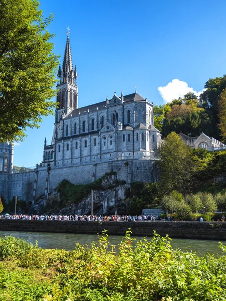 Fransa 'nın Lourdes şehrinin bazilikasının manzarası — Stok fotoğraf
