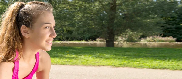 Portrait of young fit woman outdoors — Stock Photo, Image