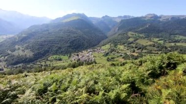 Ossau Vadisi 'nin manzarası. Fransız Pirene Dağları' nda küçük bir köy.