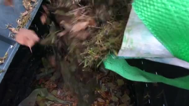 Vrouw Legen Emmer Vol Keukenafval Naar Compostbak — Stockvideo