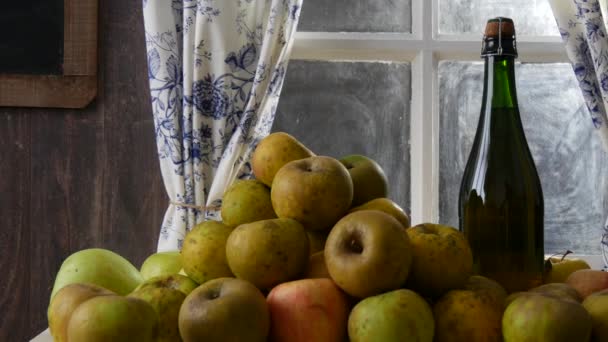 リンゴとサイダーのボトルとグラスを示す移動カメラスライダー 素朴な家で — ストック動画