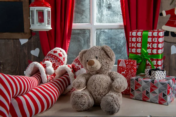 Santa woman legs with teddy bear. Christmas holiday concept — Stock Photo, Image