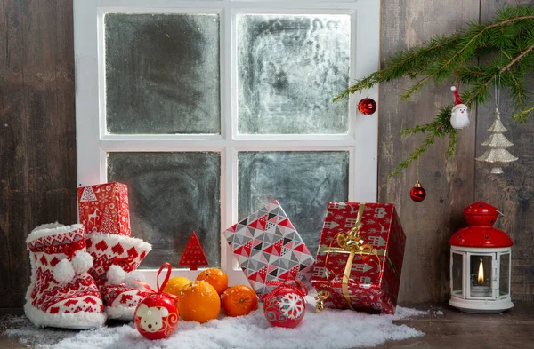 Kerstconcept met sinaasappels met sneeuw, houten raamruiten — Stockfoto