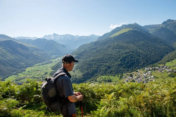 Homme randonneur sur les Pyrénées françaises — Photo