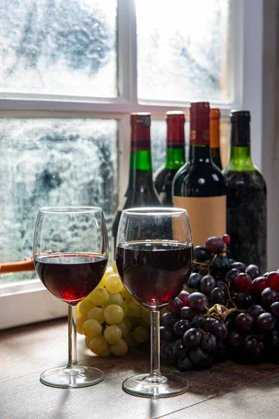 Composición con dos tipos de vino, uvas y botellas de vino tinto —  Fotos de Stock