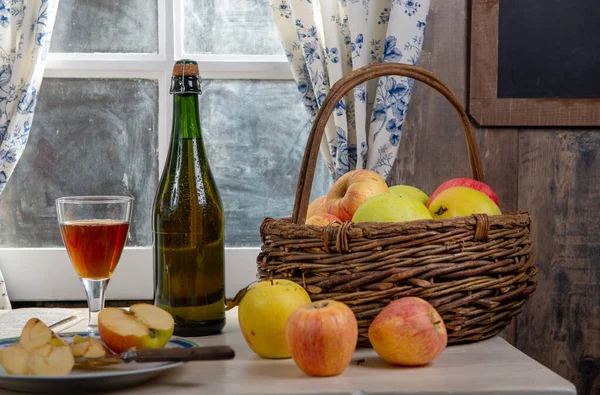 Botella y vaso de sidra con manzanas. En casa rústica — Foto de Stock