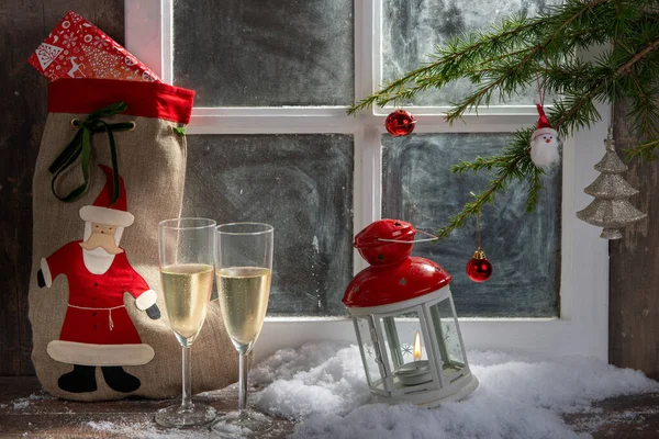 Şampanya iki bardak ile Noel dekorasyon — Stok fotoğraf