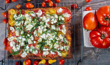 domates ve peynir ile vejetaryen ev yapımı pizza