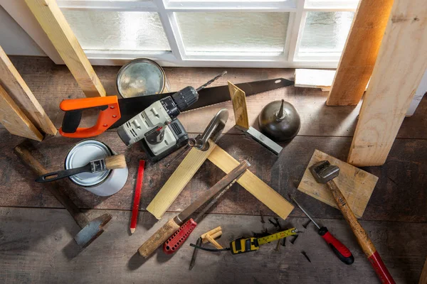 Wat gereedschap van timmerman in de werkplaats — Stockfoto