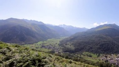 Ossau Vadisi 'nin manzarası. Fransız Pirene Dağları' nda küçük bir köy.