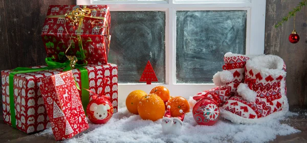 Conceito de Natal com chinelos, laranjas e presentes — Fotografia de Stock