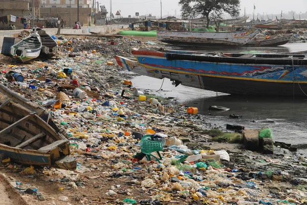 Poluição na praia da praia do Senegal, África — Fotografia de Stock