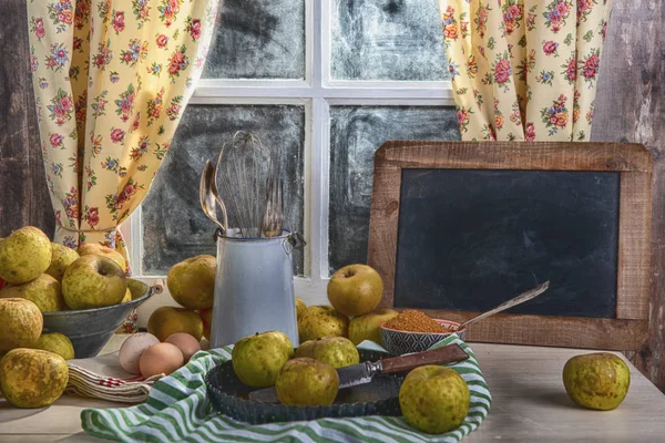 Органические яблоки на столе с маленькой доской — стоковое фото