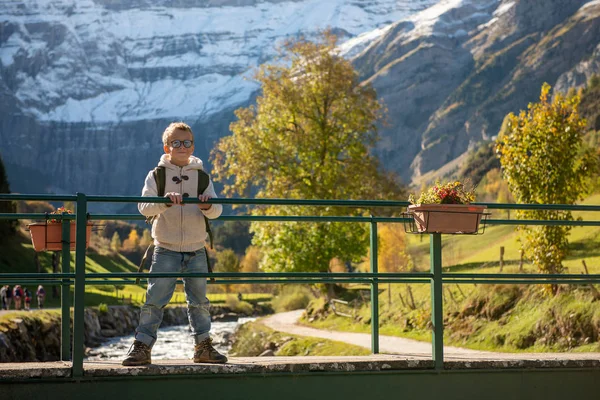 Usmívající se chlapec s batohem v podzimních horách — Stock fotografie