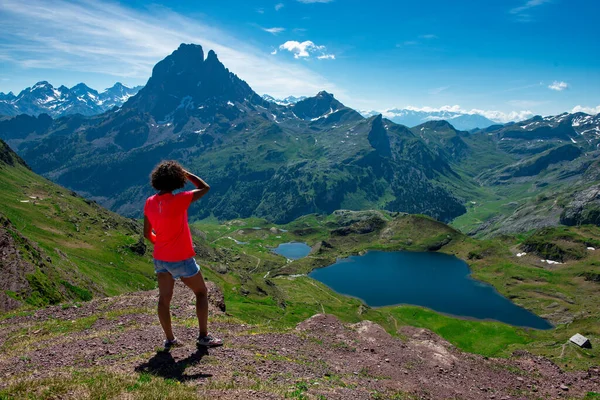 フランスのピレネー山脈で写真デュMidi Ossauを探しているハイキング女性 — ストック写真