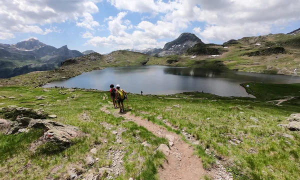 Två Vandrarkvinnor Vägen Till Franska Pyrenéerna — Stockfoto