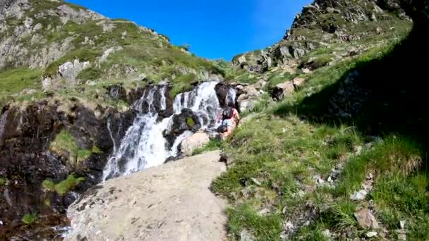 Žena Turistka Blízko Divoké Stříkající Vodopád Ayous Lake French Pyrenees — Stock video