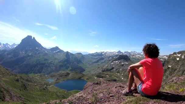 フランスのピレネー山脈でピックデュMidi Ossauを探しているハイキング女性 — ストック動画