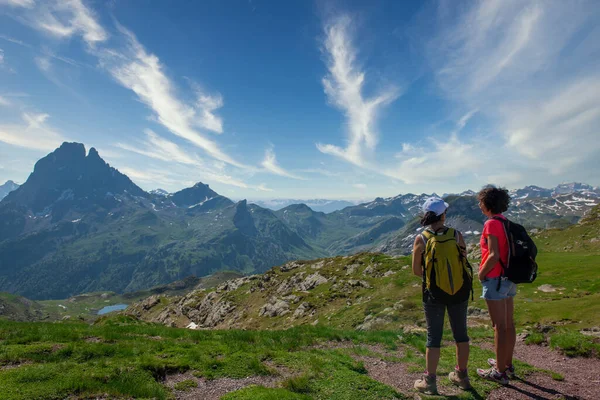 フランスのピレネー山脈を渡る2人のハイカー女性 — ストック写真