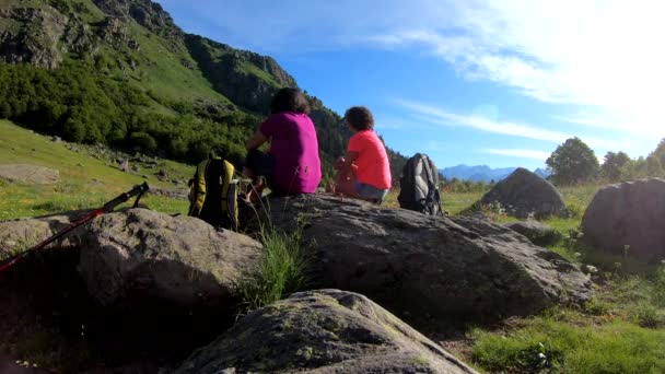 Dos Mujeres Excursionistas Descansando Sobre Piedra Las Montañas Los Pirineos — Vídeos de Stock