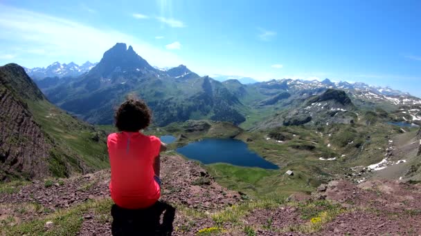 フランスのピレネー山脈でピックデュMidi Ossauを探しているハイキング女性 — ストック動画