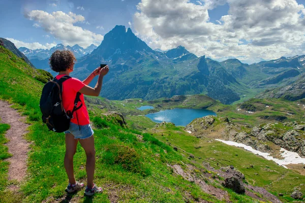 Vandring Kvinna Tar Bild Pic Midi Ossau Franska Pyrenéerna Bergen — Stockfoto