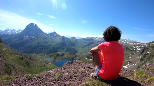 Turistika Žena Hledá Pic Midi Ossau Francouzských Pyreneje Hory — Stock video