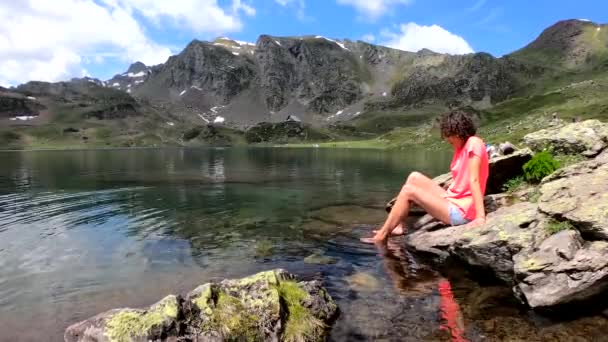 フランス領ピレネーの女性ハイカーとゲントー湖 ラグゴン — ストック動画