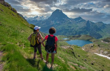 Fransız Pirenesi dağlarında Pic du Midi Ossau yolunda iki yürüyüşçü kadın.