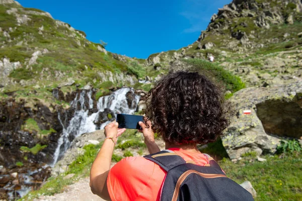 Una Excursionista Cerca Cascada Salvaje Salpicadura — Foto de Stock