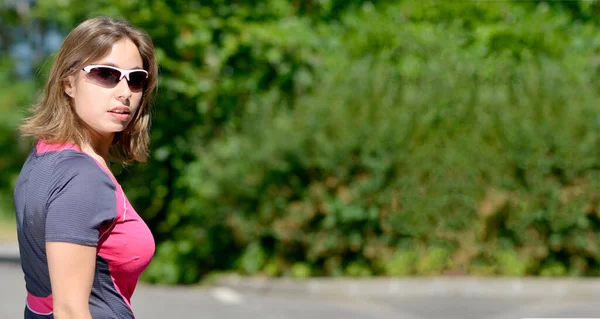 Mooie Jonge Vrouw Doet Rolschaatsen Een Baan Franse Alpen — Stockfoto