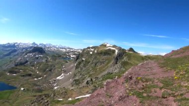 Fransız Pirenesi 'nde Gentau Gölü ve Pic du Midi. Dağlar, vadi, göl.