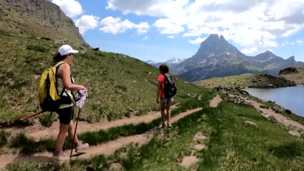 法国比利牛斯山脉Pic Midi Ossau路上的两名远足妇女 — 图库视频影像