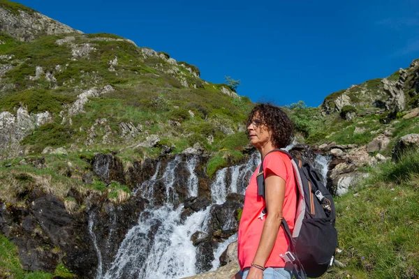 Kvinnlig Vandrare Nära Vilda Stänk Vattenfall — Stockfoto