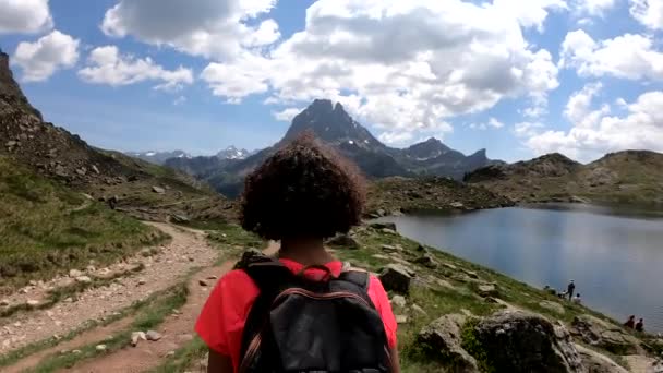 Caminhante Mulher Caminhando Caminho Nas Montanhas Dos Pirenéus — Vídeo de Stock