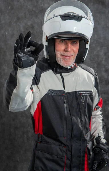 Aportrait Motociclista Sênior Com Capacete Branco Fazer — Fotografia de Stock