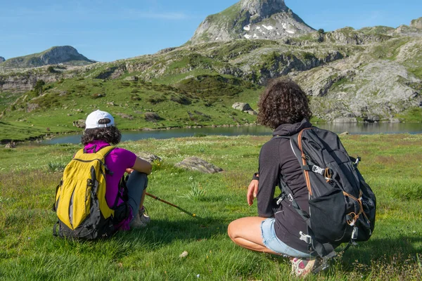 Two Female Hikers Resting Mountain French Pyrenees — Stock Photo, Image