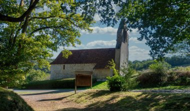 Fransız Pirenesi dağlarında eski küçük bir kilise.
