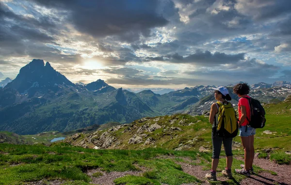 Fransız Pirenesi Dağlarında Pic Midi Ossau Yolunda Iki Yürüyüşçü Kadın — Stok fotoğraf