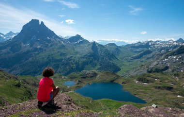 Fransız Pirenesi dağlarında Pic du Midi Ossau 'yu arayan bir kadın.