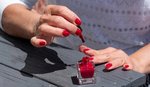 Una Mujer Aplicando Esmalte Uñas —  Fotos de Stock