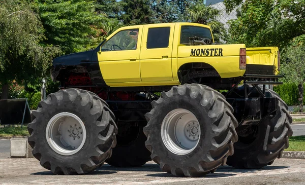 Över Gul Monstertruck — Stockfoto