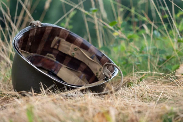 Ein Helm Auf Dem Boden — Stockfoto