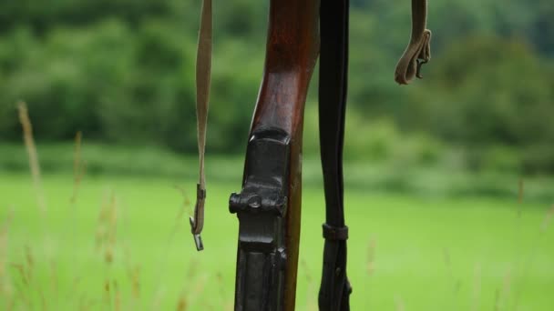 Cruzamento Campo Batalha Símbolo Soldado Americano Caído Rifle Com Capacete — Vídeo de Stock